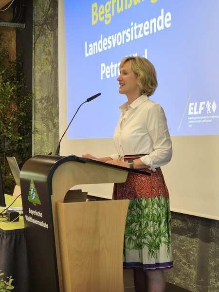 Konkrete Entlastungen statt neuer Auflagen für die bayerischen Landwirtinnen und Landwirte: das war eine der zentralen Forderungen der bayernweiten Landesversammlung der rund 3.500 Mitglieder zählenden Arbeitsgemeinschaft Landwirtschaft, Ernährung und Forsten (AG ELF) der CSU, die vergangenen Samstag an der Waldbauernschule in Kelheim tagte.