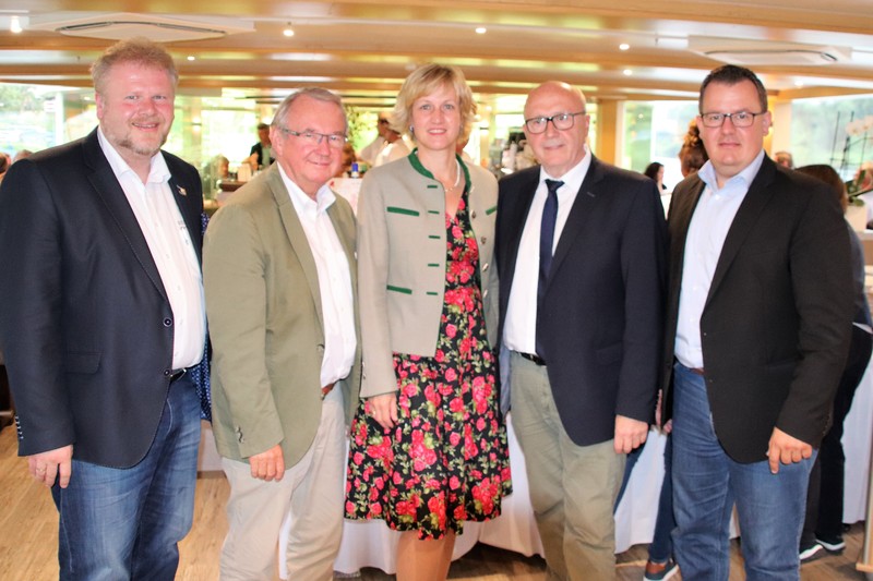 Die 144 Delegierten bei der Aufstellungsversammlung des CSU-Kreisverbandes haben Landrat Martin Neumeyer mit tollen 97 Prozent wieder als Landratskandidat der CSU im Landkreis Kelheim f�r die Kommunalwahl am 15. M�rz gew�hlt. 