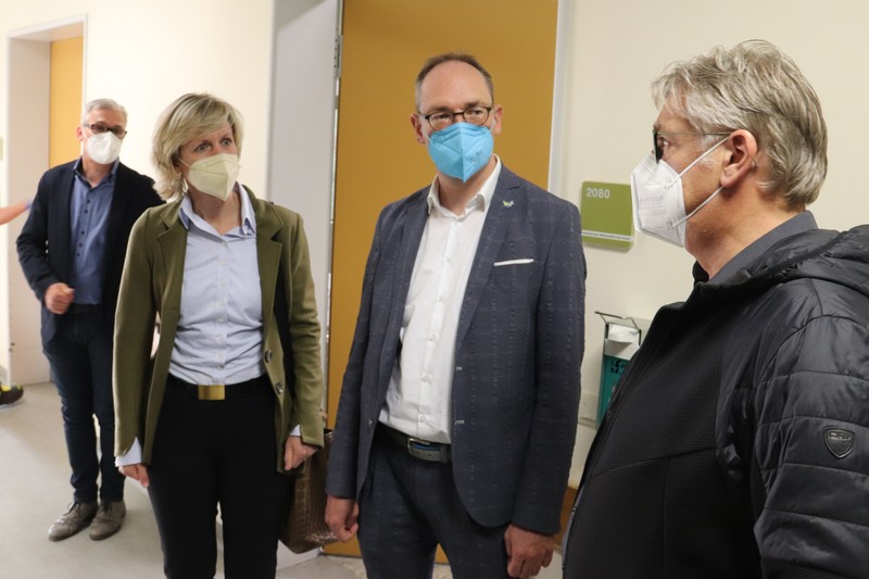 Chefarzt Dr. Thomas Pausch erläuterte MdL Petra Högl und MdL Seidenath den Ablauf auf der Intensivstation des Mainburger Krankenhauses. Foto: Stefan Scheuerer
