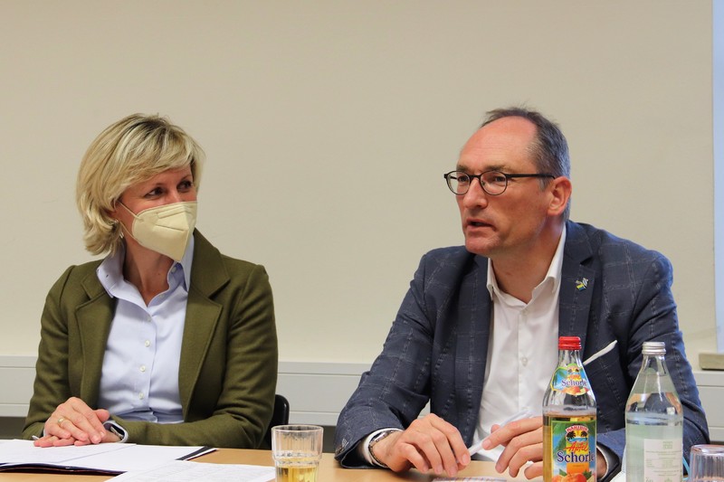 Gesundheitsausschussvorsitzender Bernhard Seidenath war beim Fachgespräch von Petra Högl in Mainburg zu Gast. Foto: Stefan Scheuerer