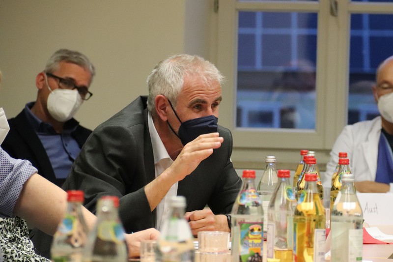 Ilmtalklinik-Geschäftsführer Peter Lenz beim Fachforum von MdL Petra Högl. Foto: Stefan Scheuerer