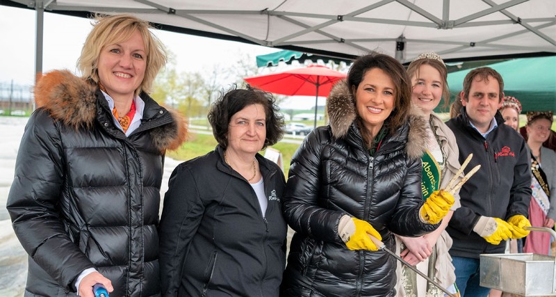  Bayerns Landwirtschaftsministerin Michaela Kaniber eröffnete gemeinsam mit Spargelkönigin Anna Holzer und Erzeugergemeinschaftsvorsitzender Petra Högl die Abensberger Spargelsaison auf dem Feld der Familie Waltl.