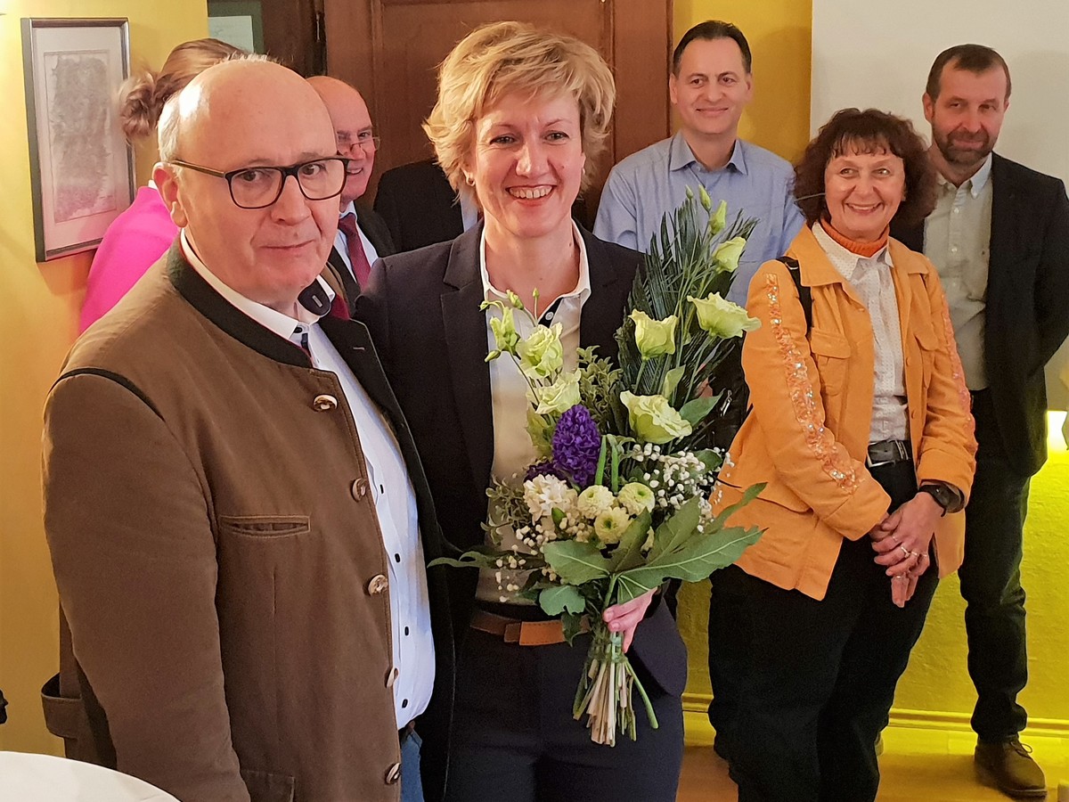 CSU-Kreisvorsitzender und Landrat Martin Neumeyer gratulierte Landtagsabgeordneter Petra Hgl zur feierlichen Erffnung und Segnung ihres Brgerbros in Abensberg