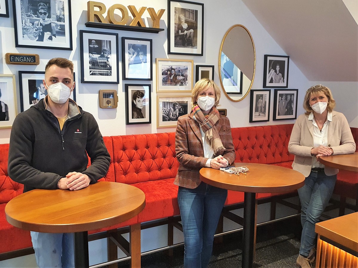 Landtagsabgeordnete Petra Hgl (Mitte) im Austausch mit Gerda und Alexander Kroi, die in Abensberg das Roxy-Kino betreiben