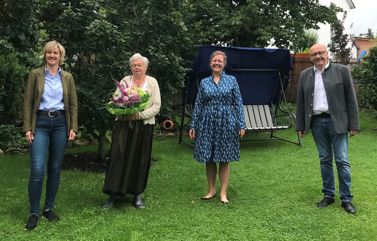Landtagsabgeordnete Petra Högl (l.), Landrat Martin Neumeyer und FU-Vorsitzende Maureen Sperling (2.v.r.) gratulierten Heidi Pfundt zu ihrem 80. Geburtstag (Foto: Petra Högl)