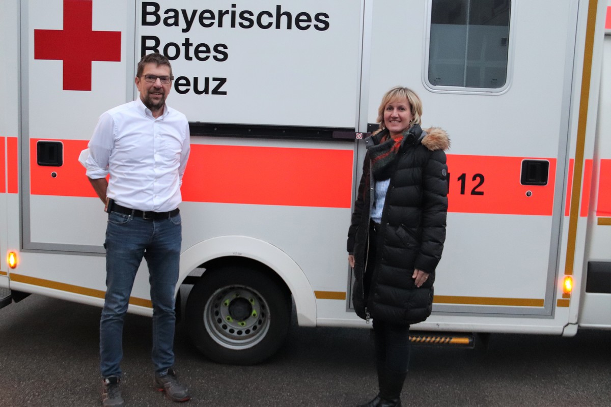 MdL Petra Högl und Stephan Ziegelmeier, stellvertretender Geschäftsführer BRK im Landkreis Kelheim 