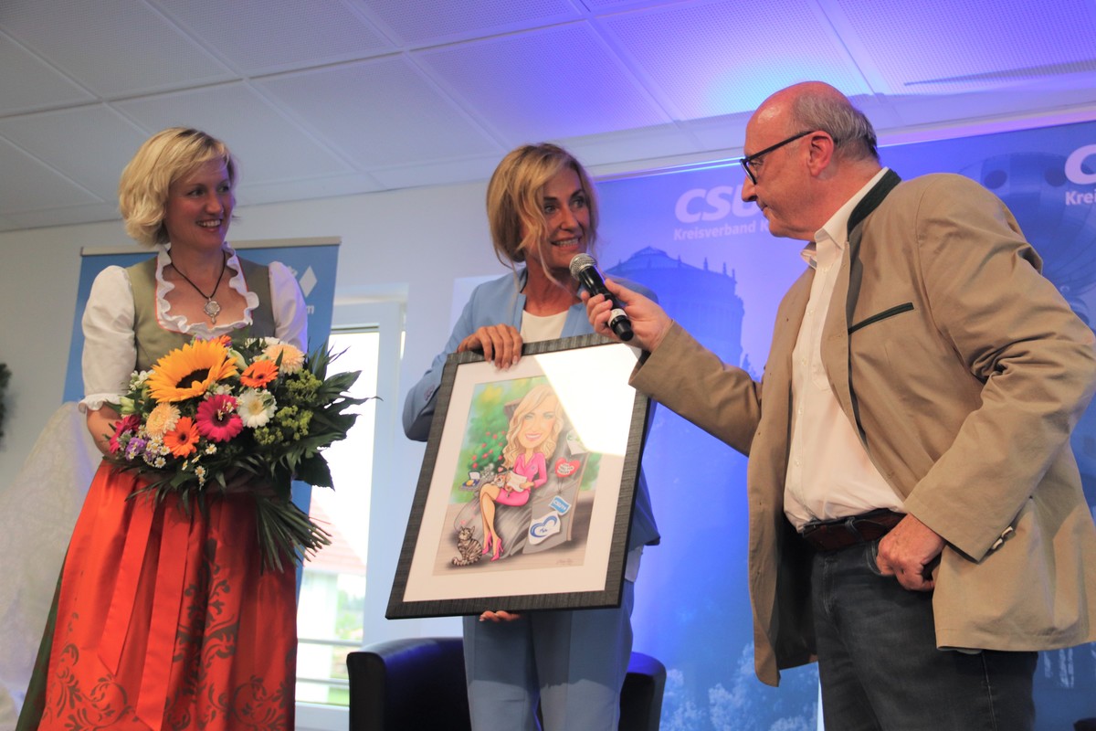 Von CSU-Kreischef Martin Neumeyer und Landtagsabgeordneter Petra Högl gabs für Dagmar Wöhrl (Mitte) als Gastgeschenk eine gelungene Karikatur (Foto Stefan Scheuerer)
