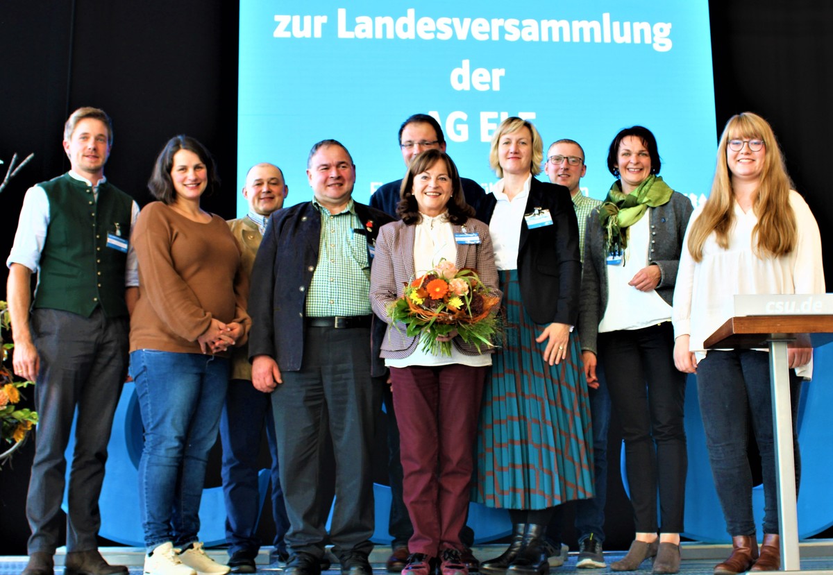 MdL Petra Högl (4 v.r.) mit den Mitgliedern des neu gewählten Landesvorstandes der Arbeitsgemeinschaft Landwirtschaft der CSU (Foto: Theresa Fauth)