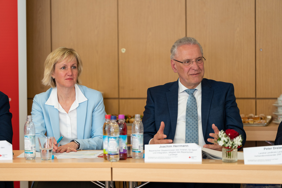 MdL Petra Hgl und Bayerns Innenminister Joachim Herrmann diskutierten mit den Fachexperten der Region Verbesserungen in der Rettungs- und Notarztversorgung 