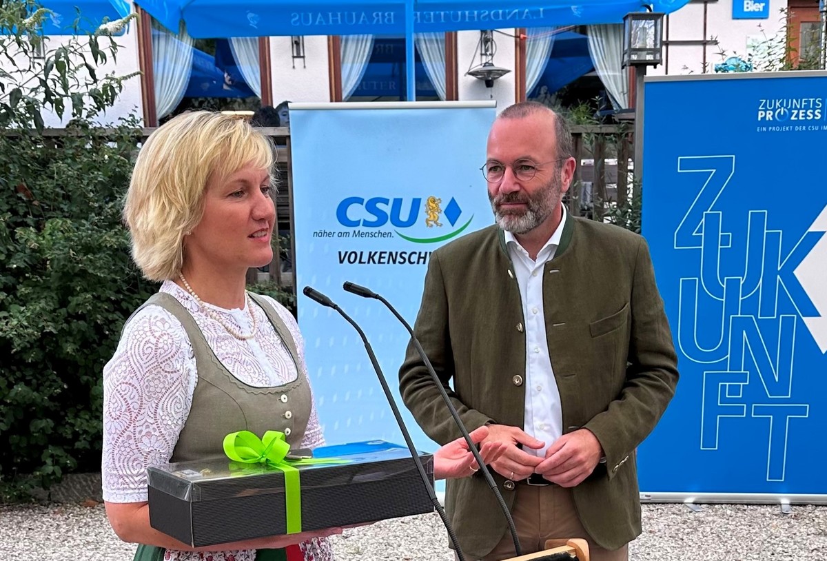 CSU-Ortsvorsitzende Petra Hgl dankt Manfred Weber fr sein Kommen zum Familienfest nach Leibersdorf