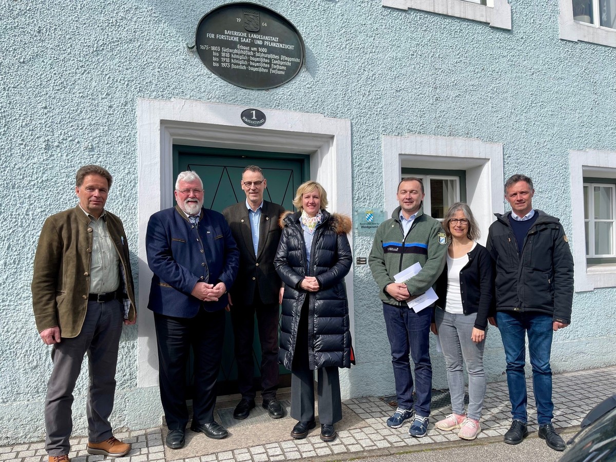 Deutschlandweit einmalig ist das Amt fr Waldgenetik (AWG) in Teisendorf. Kelheims Landtagsabgeordnete Petra Hgl (Mitte) informierte sich mit MdL-Kollegen Sebastian Friesinger (2. v.l.) bei Dr. Joachim Hamberger (3. v.l.), Leiter des AWGs.