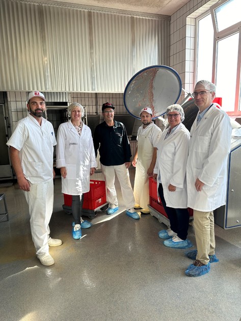 Alexander Flierl (r.), Dr. Petra Loibl (2.v.r.) und Petra Hgl informierten sich bei der Metzgerei Stuhlberger um Seniorchef Dr. Ludwig Stuhlberger (3.v.l.) in Wartenberg. Mit auf dem Bild auch Anton Stuhlberger-Hofer (l.) und Markus Gral (3.v.r.) 