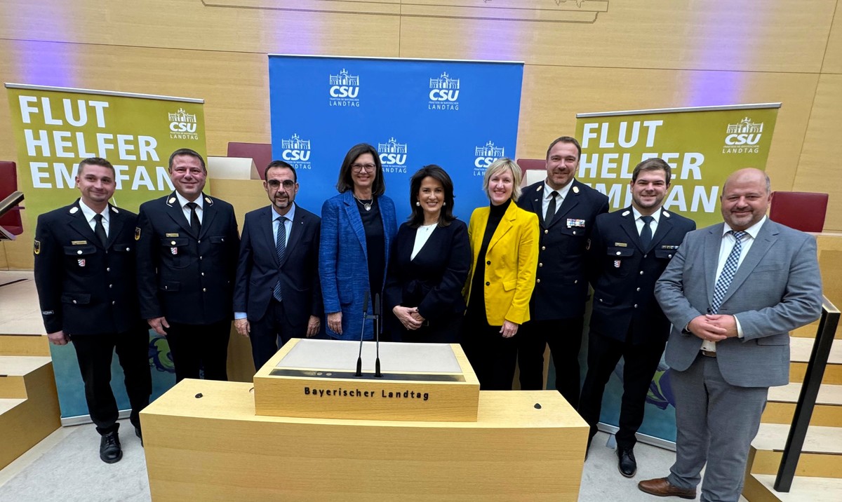 Die Abordnung der Feuerwehrfhrung des Landkreises beim Fluthelferempfang im Bayerischen Landtag.