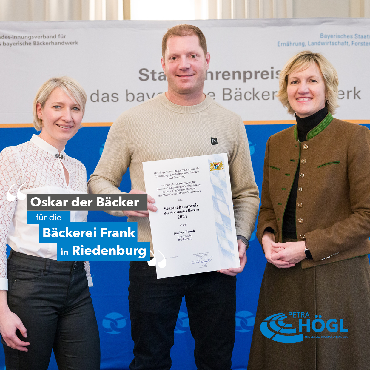 Kelheims Landtagsabgeordnete Petra Högl (r.) gratuliert Karin und Daniel Frank zur Auszeichnung mit dem Bayerischen Staatsehrenpreis 2024