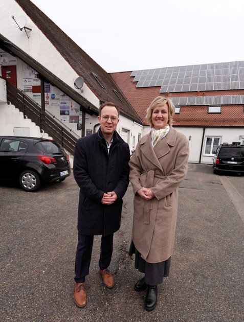Freuen sich über die kräftige finanzielle Unterstützung des Freistaats: Pfeffenhausens Bürgermeister Florian Hölzl und Landtagsabgeordnete Petra Högl