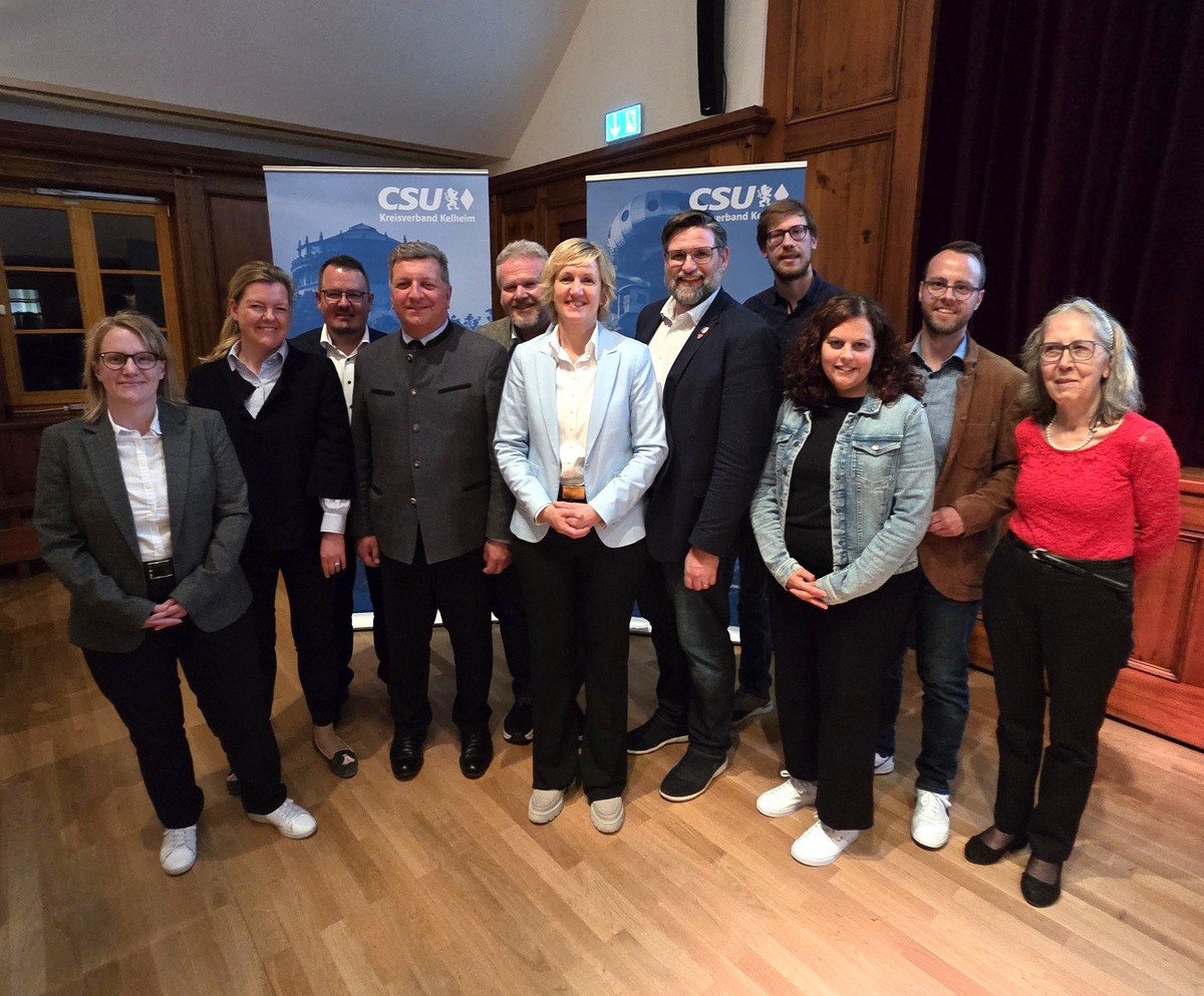 Die neugewhlte Kreisvorstandschaft der CSU im Landkreis Kelheim mit Bayerns Bau- und Verkehrsminister Christian Bernreiter.