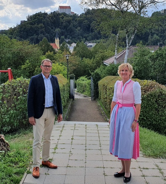 BU: Die Sanierung der Grund- und Mittelschule war ein Thema beim Antrittsbesuch der Kelheimer Landtagsabgeordneten Petra Högl bei Riedenburgs Bürgermeister Thomas Zehetbauer